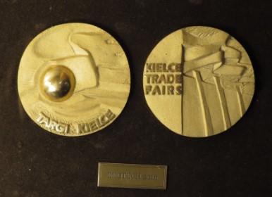 zdjęcie złotych medali na brązowym tle