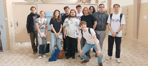 Studenci kierunku Energetyka jądrowa na warsztatach z obsługi generatora wodoru